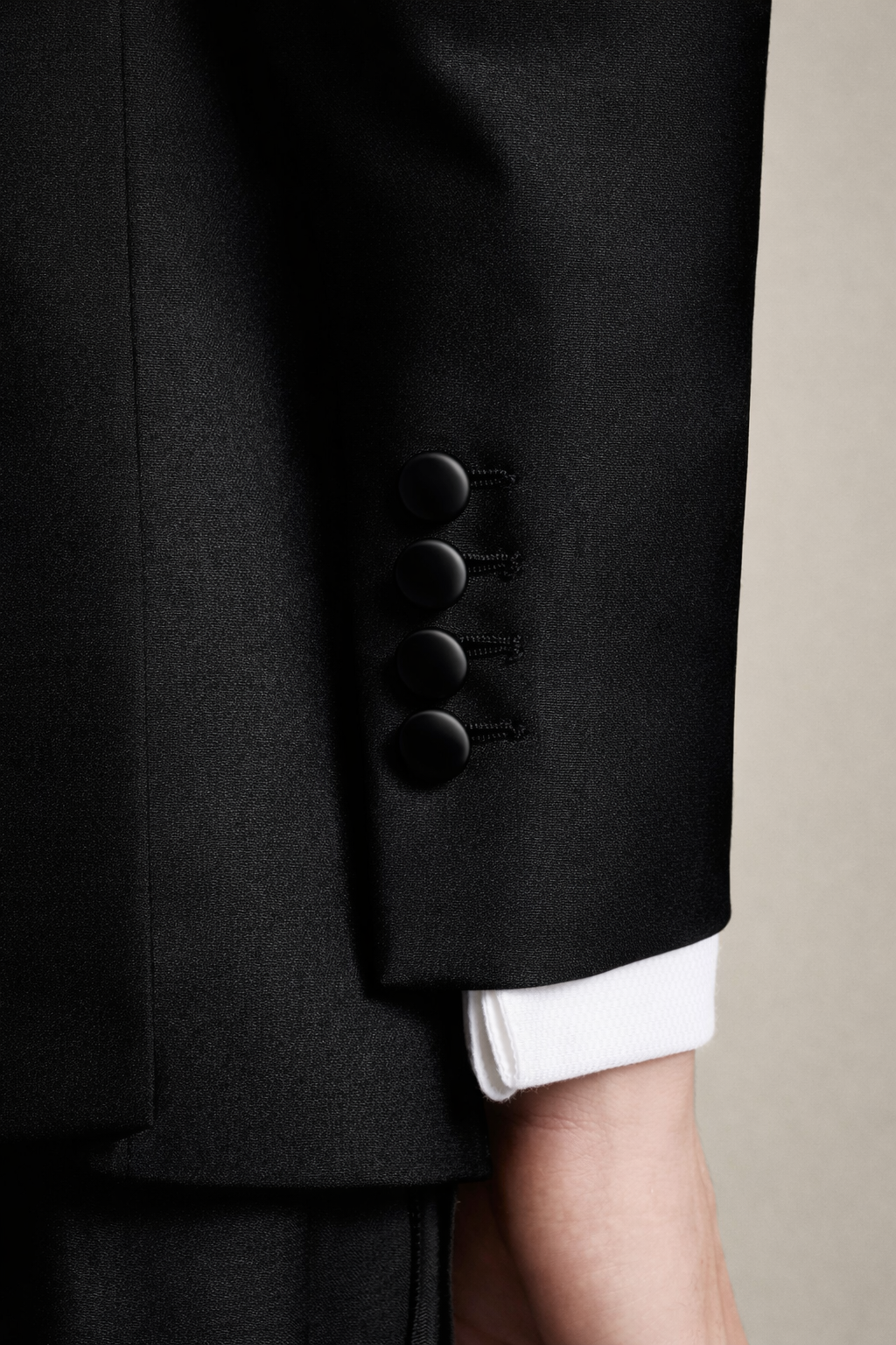 Gent Row Super 150's Peake Lapel Tuxedo in Black